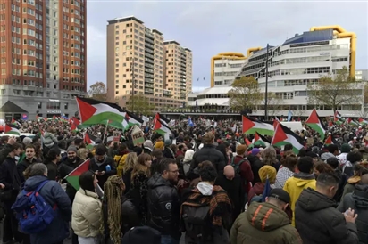Israel công bố video về con tin, biểu tình khắp thế giới đòi chấm dứt xung đột