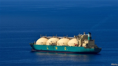 Giảm nhập khẩu dầu thô nhưng châu Âu chưa thể từ bỏ LNG của Nga