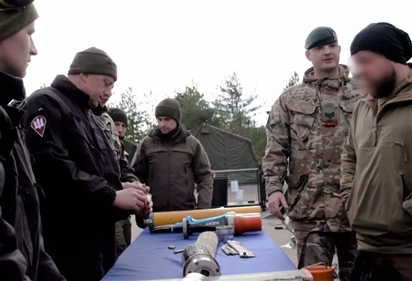 Anh bắt đầu đào tạo lính xe tăng Ukraine sử dụng đạn uranium nghèo