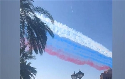 Video bầu trời Abu Dhabi được ''sơn'' màu cờ Nga đón Tổng thống Putin