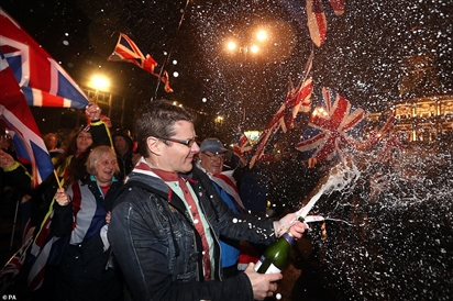 Chính thức rời EU, người Anh mở hội ăn mừng thâu đêm