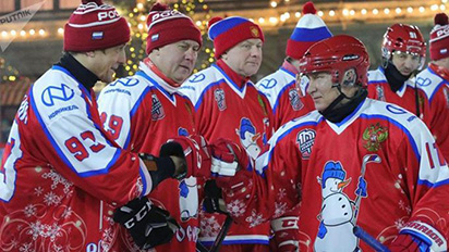 Ông Putin mặc áo người tuyết chơi khúc côn cầu mừng Giáng sinh