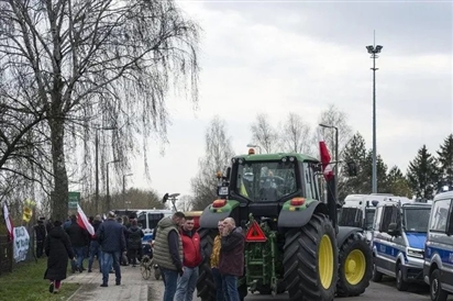 Nông dân Ba Lan chặn mọi cửa khẩu với Ukraine, ông Zelensky cảnh báo
