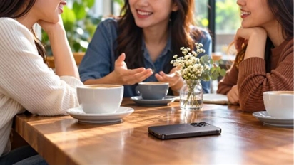 Vì sao nên úp điện thoại xuống khi trò chuyện? 5 lý do nhỏ nhưng đáng để thay đổi