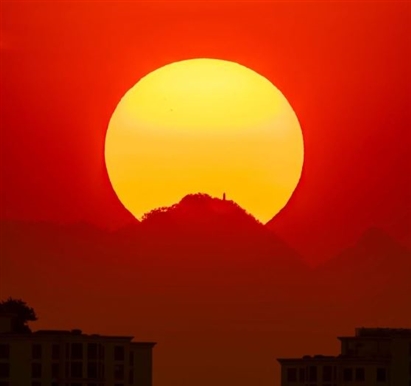 Chờ 2 năm cho 3 phút 'săn' mặt trời lặn trên đỉnh Ba Vì