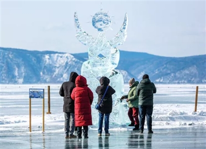 Hồ sâu nhất thế giới trở thành phòng trưng bày nghệ thuật băng giá