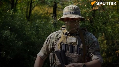 Người lính Nga cho xem tờ truyền đơn kêu gọi binh sĩ Ukraina đầu hàng