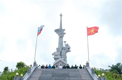 Tượng đài Cam Ranh: Biểu tượng tình hữu nghị truyền thống Việt – Nga