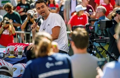 Nhiều nhân chứng bàng hoàng kể về giây phút nhà hoạt động cánh hữu nổi tiếng bị bắn tử vong trong lúc đang phát biểu