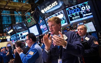 Nasdaq bứt phá trước thời điểm quyết định lãi suất của Fed