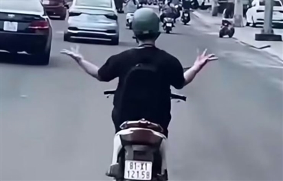 Xác minh người đàn ông bỏ hai tay, múa trên xe máy
