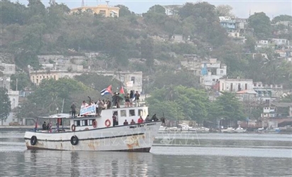 Hai tàu chở hàng viện trợ cập cảng Cuba sau khi mất liên lạc