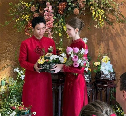 Cô dâu Nga xinh như búp bê gây sốt trong đám cưới ở Hà Nội