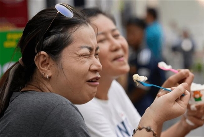 Trong lúc châu Âu “nóng vật vã, người châu Á lại vui ngỡ ngàng vì điều chỉ có trong mơ này thế mà lại xảy ra