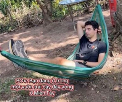 Khách Tây mê mệt, đua nhau khỏe trải nghiệm nằm võng ngủ trưa ở miền Tây