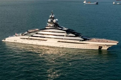 Siêu du thuyền của nhà tài phiệt Nga đi qua eo biển Hormuz