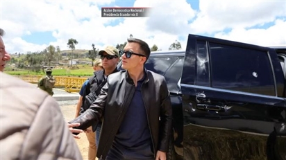 Đoàn xe của Tổng thống Ecuador bị đám đông tấn công dữ dội