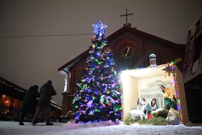 Ông già Noel trên trời và chú gấu mắc bẫy: Thế giới đón Giáng sinh như thế nào?