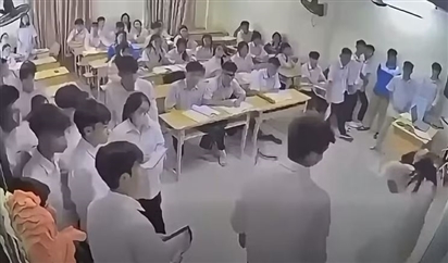 Hà Nội: Bắt giữ khẩn cấp nam sinh đánh cô giáo giữa lớp