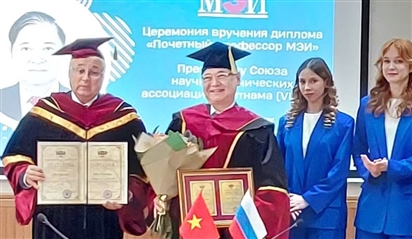 Chủ tịch VUSTA Phan Xuân Dũng nhận danh hiệu Giáo sư danh dự của đại học Nga