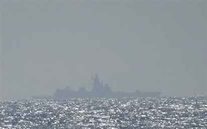 Nga điều tàu chiến hộ tống đội tàu nghi chở vũ khí đi qua eo biển Manche?