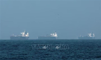 Eo biển Hormuz đón những tàu thương mại đầu tiên sau lệnh ngừng bắn, hàng trăm tàu vẫn chờ