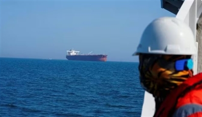 Iran nổ súng vào tàu chở dầu, Lãnh tụ Tối cao ra tuyên bố mới