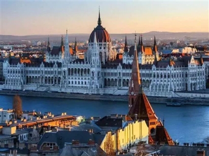 Cuộc đua nóng ở Hungary: ông Orban và đối thủ cùng phô sức mạnh chính trị