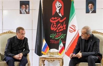 Ông Medvedev gặp Tổng thống Iran bên lề lễ tang cố Lãnh tụ Ali Khamenei