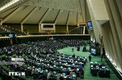 Quốc hội Iran thông qua dự luật phá giá đồng nội tệ