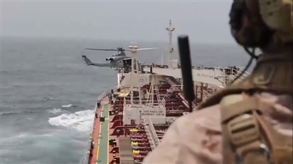 Mỹ tung video đổ bộ lên tàu chở dầu, siết chặt phong tỏa hàng hải với Iran