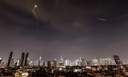 Iran phóng loạt tên lửa vào Israel, tuyên bố thông tin đàm phán với Mỹ là 'tin giả'