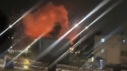 Khoảnh khắc tên lửa Iran lao thẳng xuống thành phố Israel