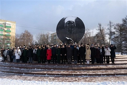 Đại sứ quán Việt Nam tại Nga dâng hoa tưởng niệm Chủ tịch Hồ Chí Minh tại Quảng trường mang tên Người ở Moscow