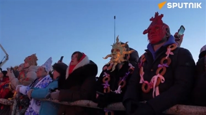 Biểu tượng Trái tim rực cháy khổng lồ toả sáng ấm áp trong Lễ hội Tiễn mùa đông Maslenitsa ở Nga