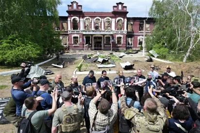 Các nhà báo nước ngoài đến Starobelsk ở LNR sau cuộc tấn công của LLVT Ukraina