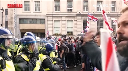 Bạo lực bùng phát trong cuộc biểu tình chống nhập cư lớn tại Anh