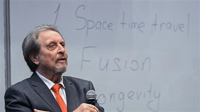 Cha của Musk gọi các lệnh trừng phạt chống Nga là vô nghĩa