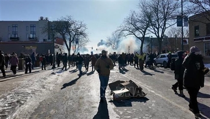 Tổng thống Mỹ lần đầu đề cập đến 'cách tiếp cận nhẹ nhàng hơn' trong vấn đề nhập cư