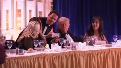 Khoảnh khắc nổ súng, ông Trump được đặc vụ hộ tống ra ngoài