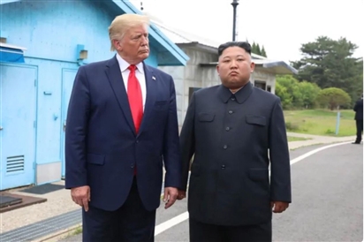Ông Trump bất ngờ đăng ảnh chụp chung với ông Kim Jong Un