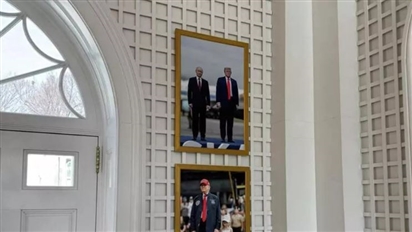 Tổng thống Mỹ Trump treo ảnh chụp cùng với ông Putin tại Nhà Trắng