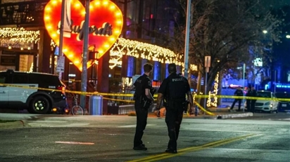 Nghi phạm mặc áo in cờ Iran xả súng vào quán bar Mỹ