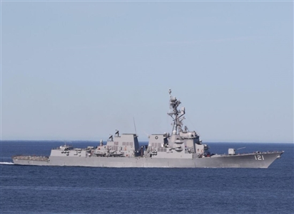 Báo Iran tung video 'tàu Mỹ qua eo biển Hormuz thất bại, suýt bị phá hủy'