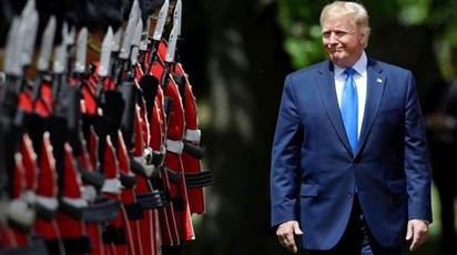 Xa hoa chưa từng có: Ông Trump được Hoàng gia Anh đón tiếp bằng nghi lễ hiếm hoi