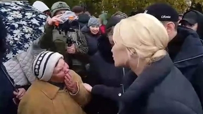 Ủy viên Nhân quyền Nga cùng người đồng cấp Ukraina trao viện trợ nhân đạo cho người dân Aleshki