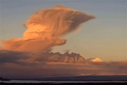 Nga: Núi lửa ở Kamchatka phun trào, tạo ra cột tro bụi cao vài km