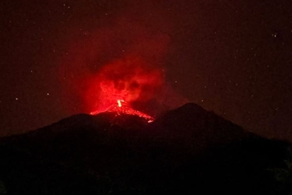 Núi lửa Karangetang ở Indonesia phun trào trở lại