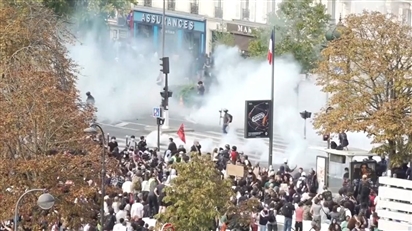 Hàng trăm ngàn học sinh Pháp tiếp tục xuống đường, Tổng thống Macron họp khẩn