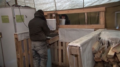 Clip hiếm: Bên trong doanh trại dã chiến của binh sĩ Nga tại chiến trường Ukraine